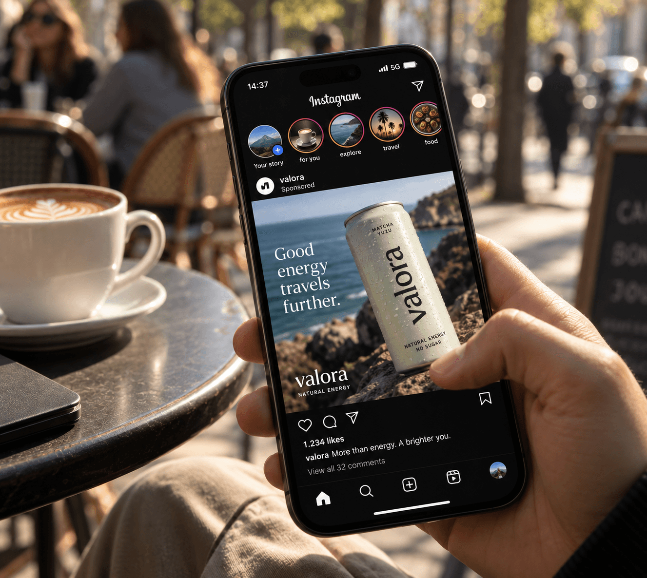 Instagram-advertentie voor een blikje energiedrank op een telefoon