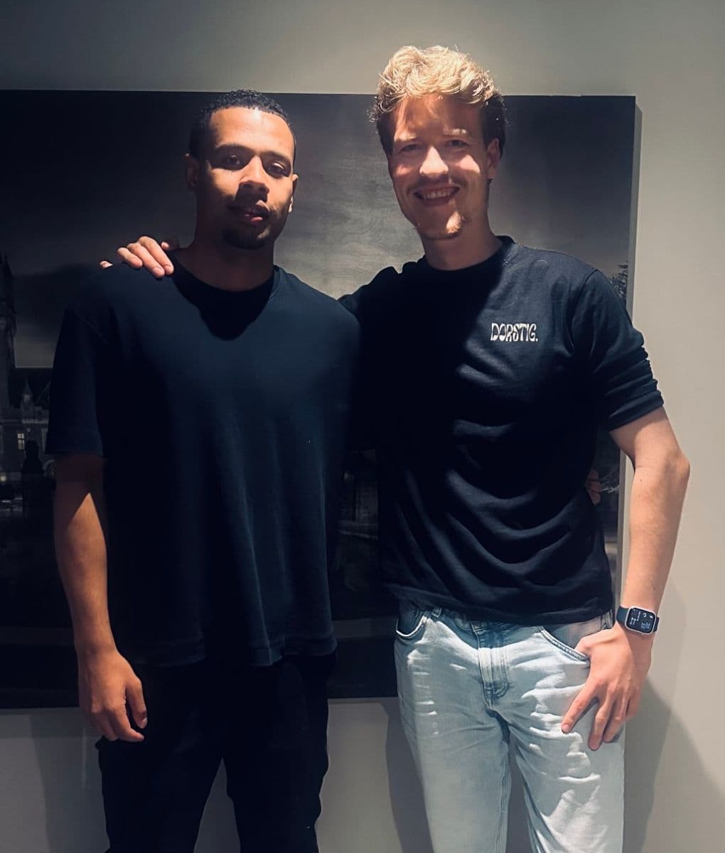 Nelson en Boaz, de oprichters van Oddbird, samen op kantoor