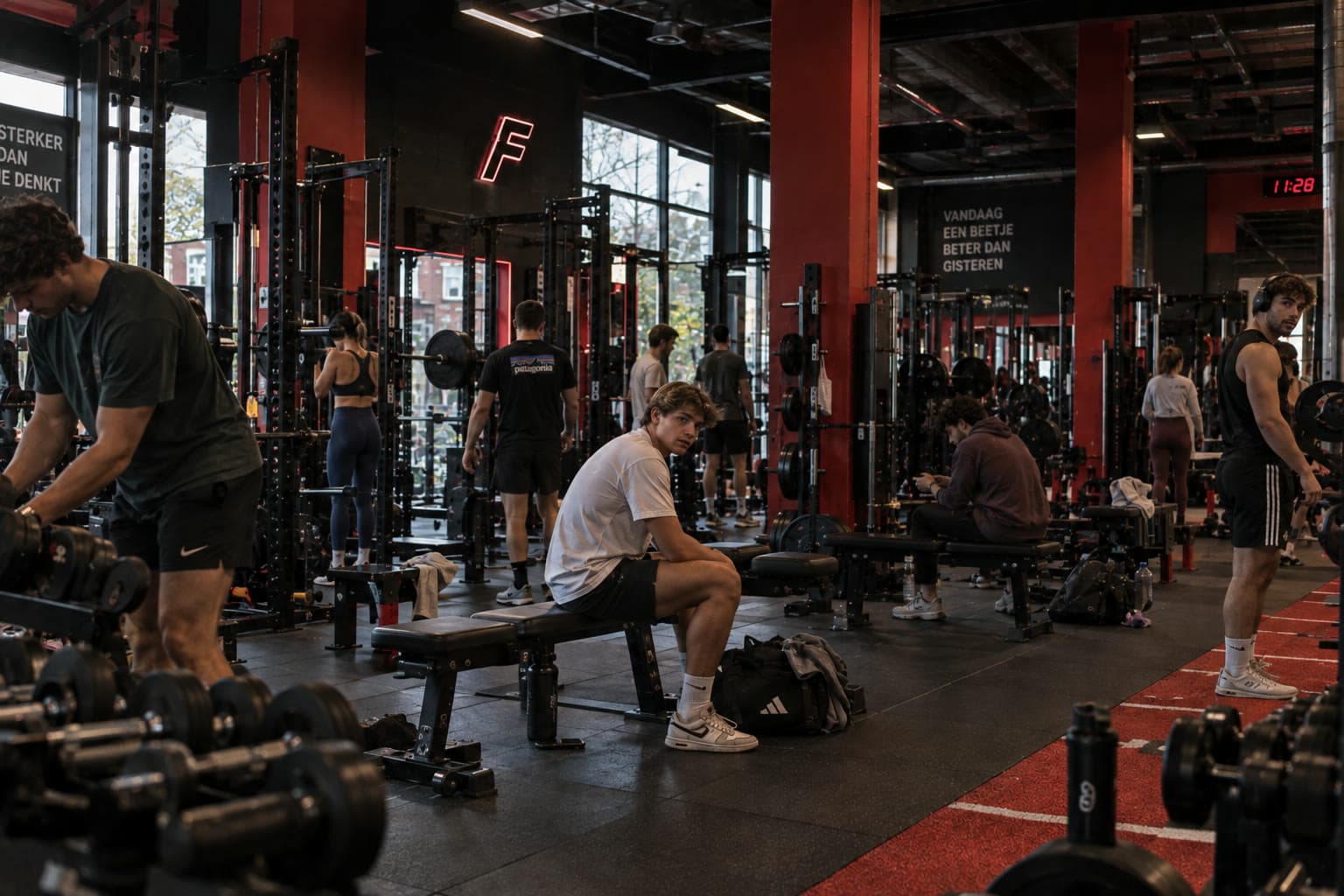 Sportschool met rode pilaren en eigen teksten aan de muur