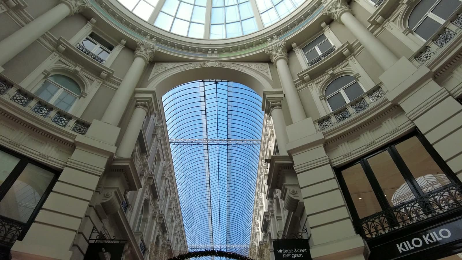 De Passage in Den Haag, met het glazen dak boven de winkelgalerij